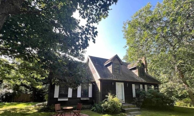 West Tisbury House | Inviting Whole Home in the Heart of MV with Spa & Hot Tub