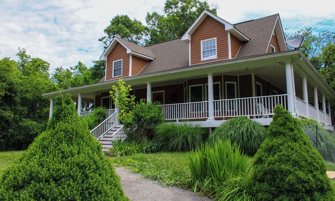 Kabletown House | 4-bedroom house close to Shenandoah River and VA wineries - WiFi, AC, trampoline
