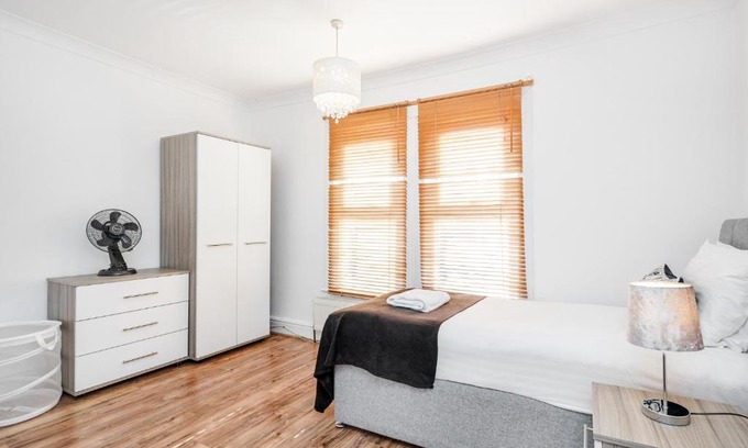 Chelmsford House | Family-Friendly 4 Bedroom House with Free Parking