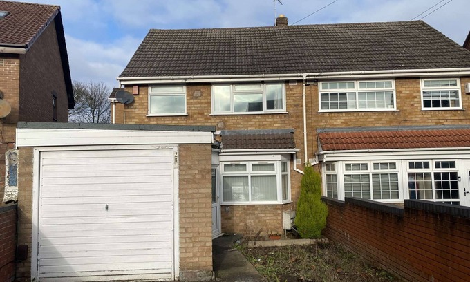 Smethwick Hotel | 4 bedroom house in St Paul's Road