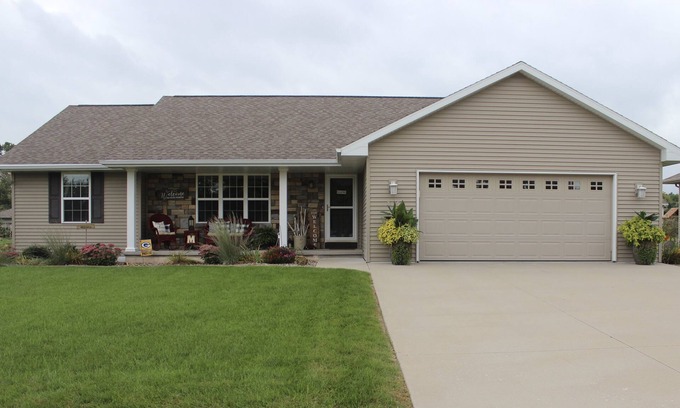Howard House | Ideal 4 Bedroom House Near Packer Games with Spa & Hot Tub