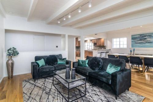 Valley Glen Villa | Spacious 4-Bedroom House with Pool & Spa in Ideal Location