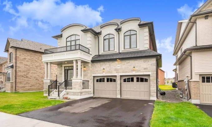 Bowmanville House | Spacious 4-Bedroom Retreat with Free Parking & Hot Tub