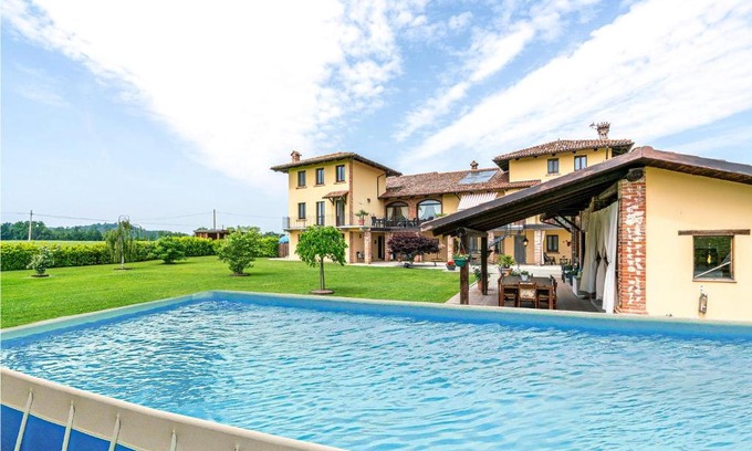 Lequio Tanaro House | Inviting Home in Lequio Tanaro with Pool and Kitchen