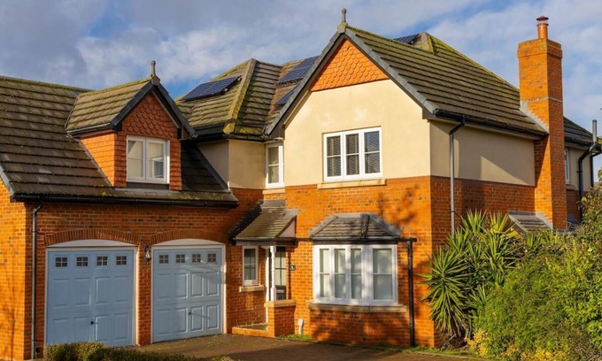 Sheerness House | Elegant 4 Bedroom Executive Villa with Oceanfront Pool
