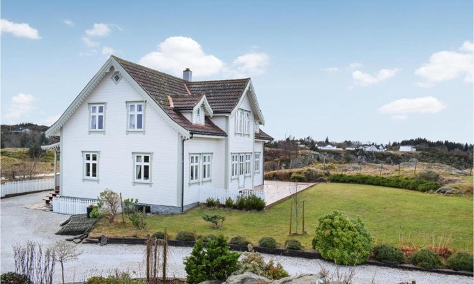 Selbjorn House | Discover a Family-Friendly 4 Bedroom Home in Bekkjarvik