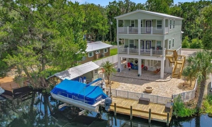 Homosassa House | Tranquil 4-Bedroom Oasis on Deep Water Canal with Kayaks