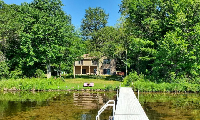 Hayward House | Ideal 4 Bedroom Retreat on Lac Courte Oreilles Lake