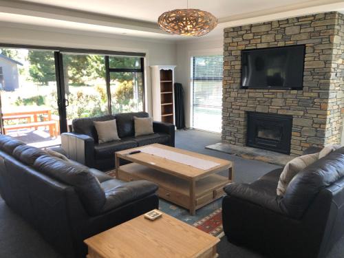 Twizel House | Elegant 4 Bedroom Retreat on North West Arch with Hot Tub