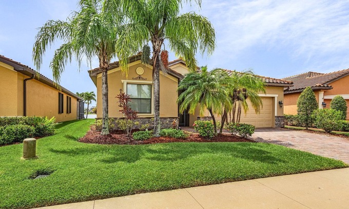 The Forum House | 4-bedroom Private Pool Home