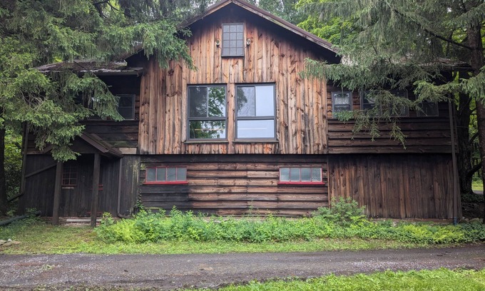 Buffalo Mills Cabin | 4-bedroom Rustic secluded cabin in fabulous Bedford with WiFi