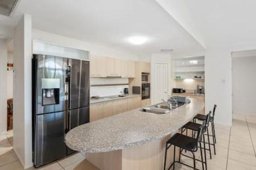 Parkinson House | Relaxing 4-Bedroom Family Retreat with Hot Tub in Parkinson