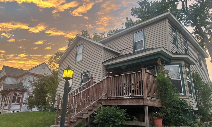 Vine House | Pet-Friendly 4 Bedroom Home in Downtown Kalamazoo