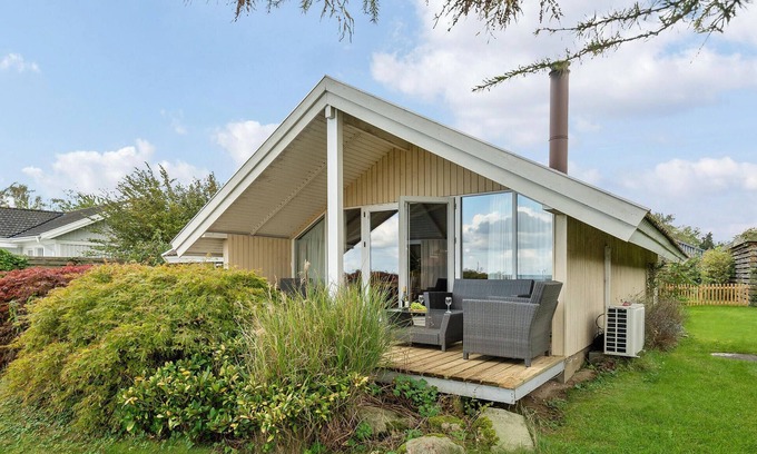 Strøby Egede House | Seaside Cottage with Breathtaking Views and Pet-Friendly Perks