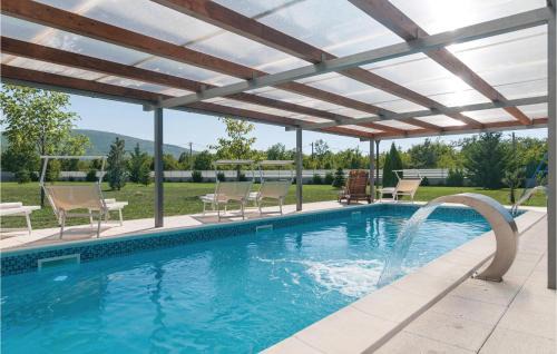 Neoric House | Inviting 4 Bedroom Home with Pool in Neoric