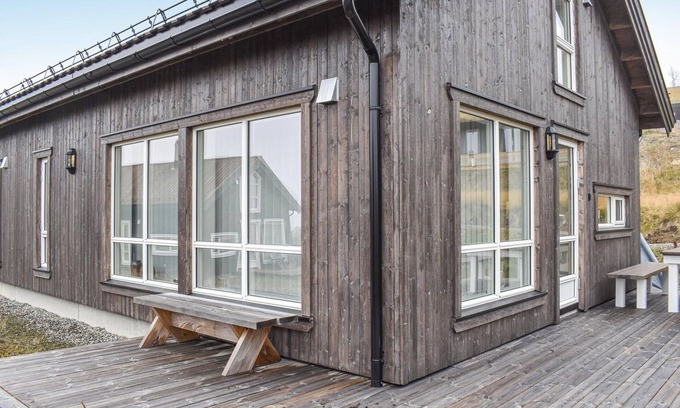 yer House | Discover Hafjell: Cozy Cottage with Lake Views & Spa