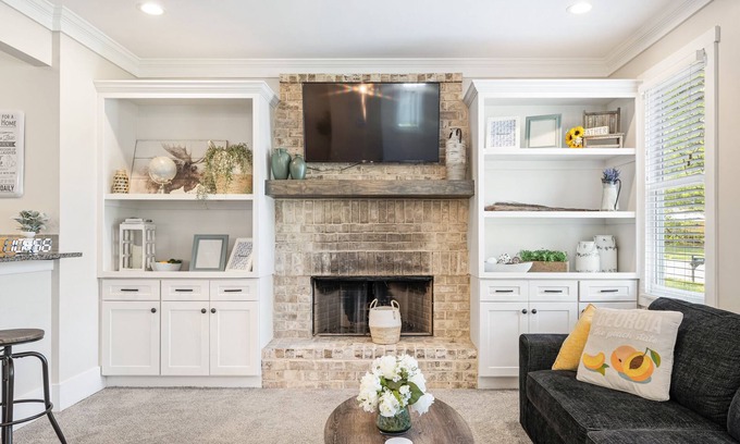 East Point House | Spacious 4 Bedroom Suites Steps from Downtown Atlanta