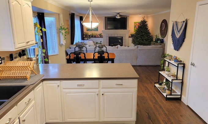 Thornton House | 4-bedroom sunny spacious house in peaceful Thornton with WiFi, Heat, AC