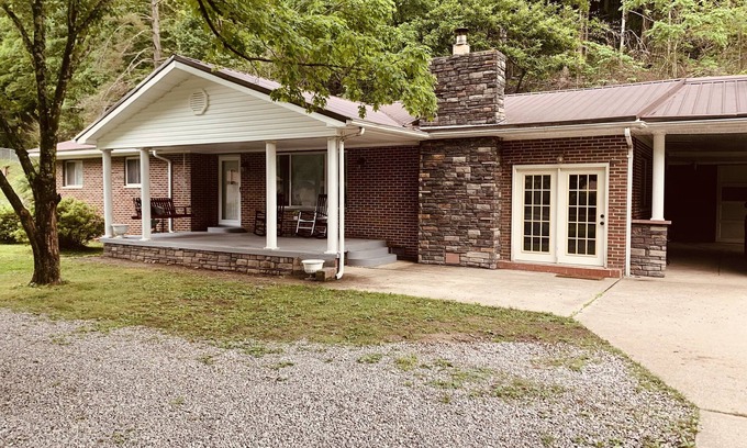 Williamson House | Discover the 4 Bedroom Trail House with Ocean View