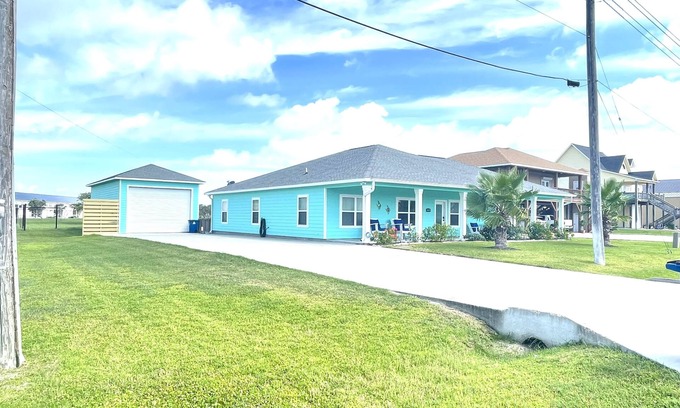 Port O Connor House | Relax by the Ocean: Fish, Swim & Enjoy Family Fun