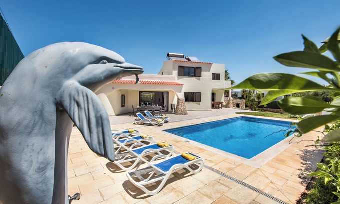 Santa Eulalia Villa | Elegant 4 Bedroom Villa in Albufeira with Heated Pool