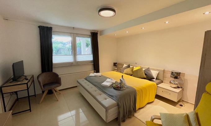 Unterrath Apartment | Spacious 4-Bedroom Retreat with Kitchen, Near Fairground