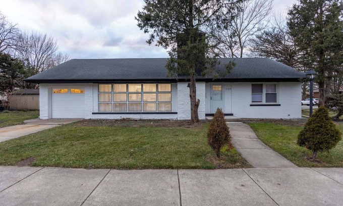 Skokie House | 4 bedrooms, 6 beds, 2 full baths, and open basement loft