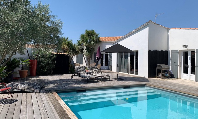 Rivedoux-Plage Apartment | Inviting Holiday Home LA PASSERELLE with Pool in Rivedoux