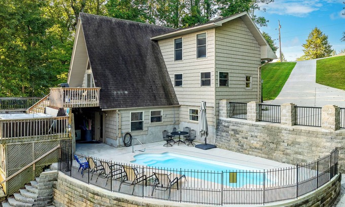Sloans Valley House | Stunning 4-Bedroom Retreat with Private Pool & Game Room