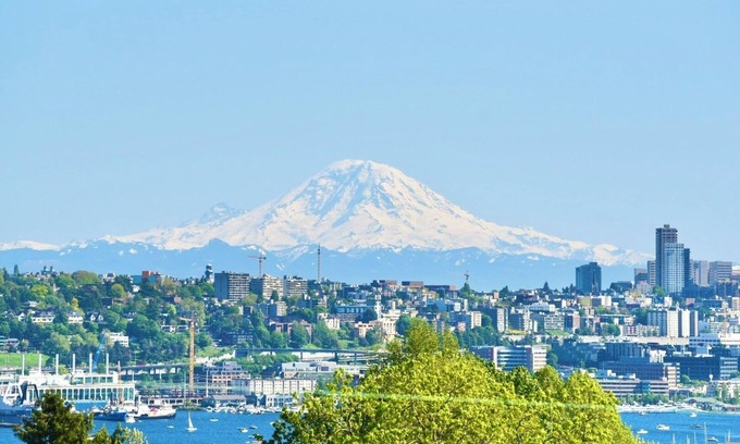 Fremont House | 4 Beds Fremont Townhome with Rooftop and Lake/Mountain View