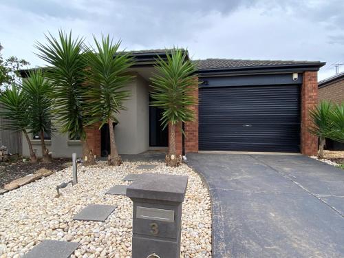 Kurunjang House | Convenient 4-Bed Whole House Near Melbourne Airport