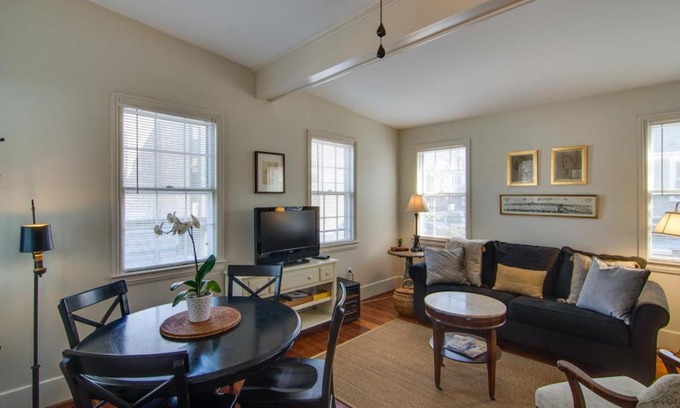 Cannonborough Elliotborough House | Discover 4 Bee St: Pet & Child Friendly Retreat