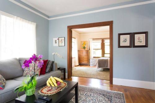Poets Corner Apartment | 4 Berkeley Furnished Apartment - 2 Beds Laundry and Parking