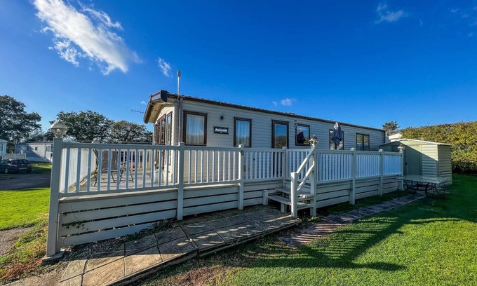 Saxmundham House | Family-Friendly Caravan with Decking & WiFi in Suffolk