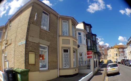 Great Yarmouth Apartment | Family-Friendly Glen Villa 3 Flat with Kitchen Access