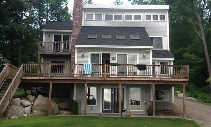 Gray House | Lakefront Retreat: 4BR Poolside Escape for 12 Guests