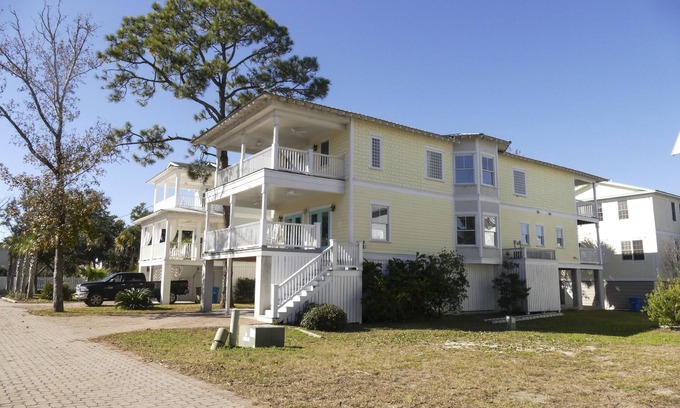 Tybee Island House | Guest Rated 10/10: Villa Charm - Pet-Friendly Retreat