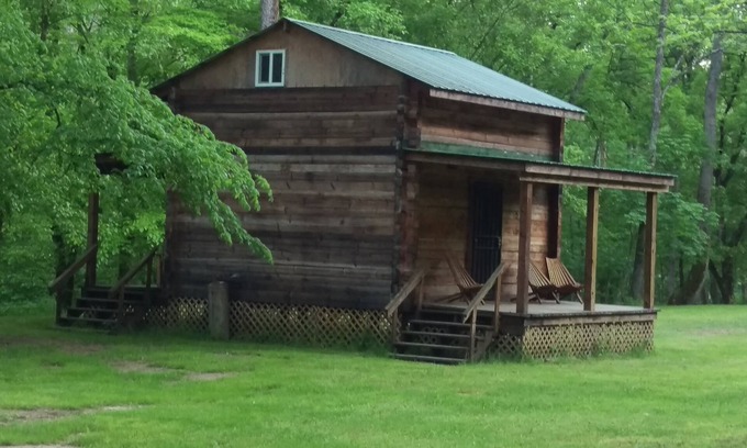 Saint Helens Cabin | #4, Charming 2-bedroom cabin in superb Beattyville with AC