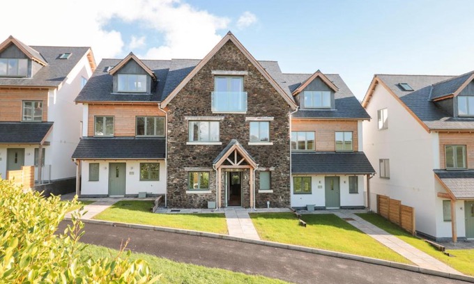 Bugford House | Family-Friendly Retreat at 4 Court Terrace, Hillfield Village