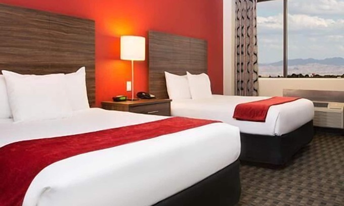 Downtown Las Vegas Hotel | Deluxe Two Queen Rooms with Spa and Pool at The D Las Vegas