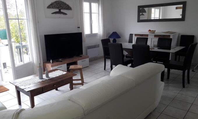 Vaux-sur-Mer House | Beautiful Gîte Steps from the Beach with Private Garden