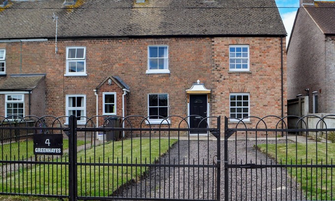 Arlingham Cottage | Idyllic Retreat with Enclosed Garden Overlooking Countryside