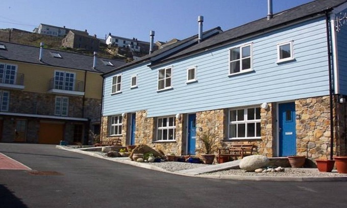 Sennen Cove Cottage | Family-Friendly 4 Harbour Mews: Ideal for Your Getaway