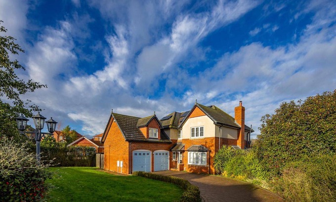 Sheerness House | Elegant Executive Villa with Pet-Friendly Amenities