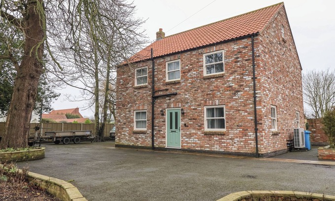 Withernsea Cottage | Pet-Friendly 4 Manor Garth: Cozy Cottage by the Sea