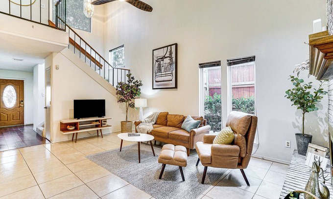 West Arlington House | Ideal Fort Worth Townhome Near AT&T Stadium with Great Amenities