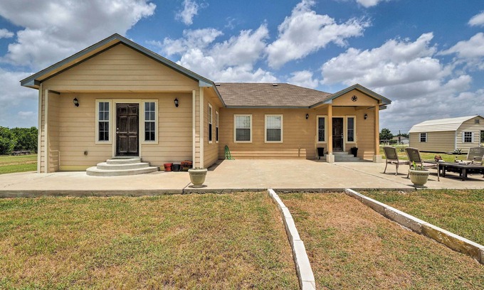 Travis County House | Tranquil Home with Spa & Kitchen Near Circuit of the Americas