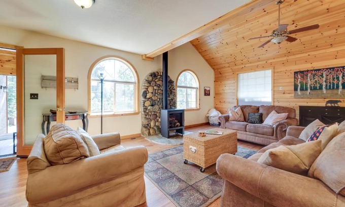 Truckee House | Inviting Truckee Cabin Retreat with Hot Tub & Pool Access