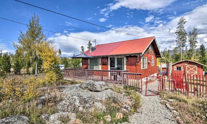Grand Lake House | Inviting Cabin with Mountain Views Near Grand Lake