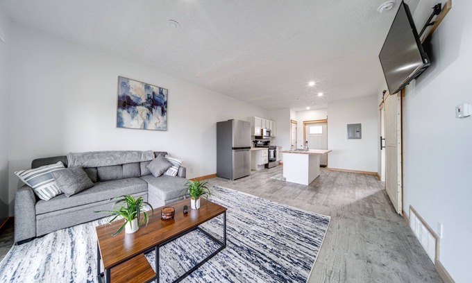 Erie Condo | Sunny Condo with Golf Views and Family-Friendly Amenities